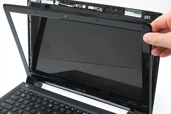 Laptop screen repair and replacement